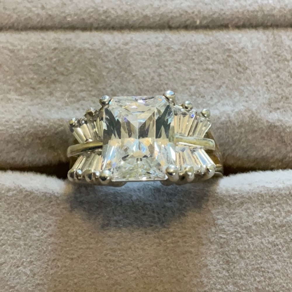 Elegant Sterling Silver Ring with Clear Gemstone